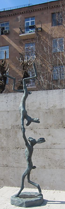 Зайцы акробаты. Совр. скульптура г. Еревана. Фото Лимарева В.Н. 